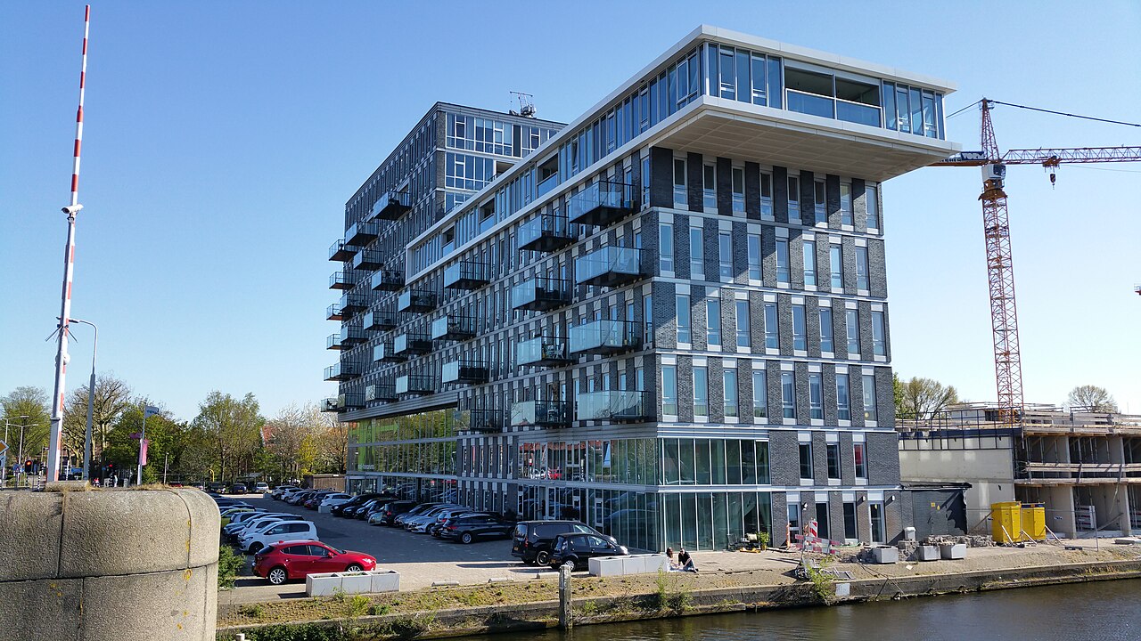 Nieuwbouw en bouwkraan in de Binckhorst in Den Haag, waar BoogieWood komt