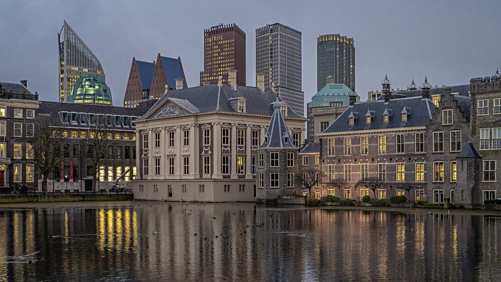 Het Binnenhof in Den Haag, waar Tweede en Eerste Kamer over het forfait in box 3 beslissen