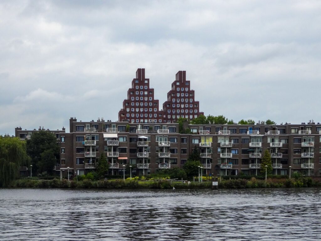 Appartementencomplex aan het water in Amsterdam, illustratie bij buitenlandse beleggers in Nederlandse woningen