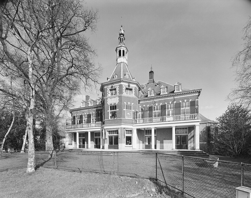 Voorgevel van de monumentale villa Veldheim aan de Utrechtseweg in Zeist