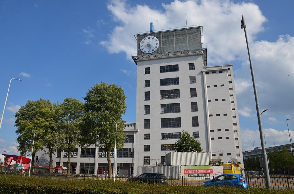 Het Klokgebouw op Strijp-S in Eindhoven, het voormalige Philipsterrein waar het paviljoen BLOK staat