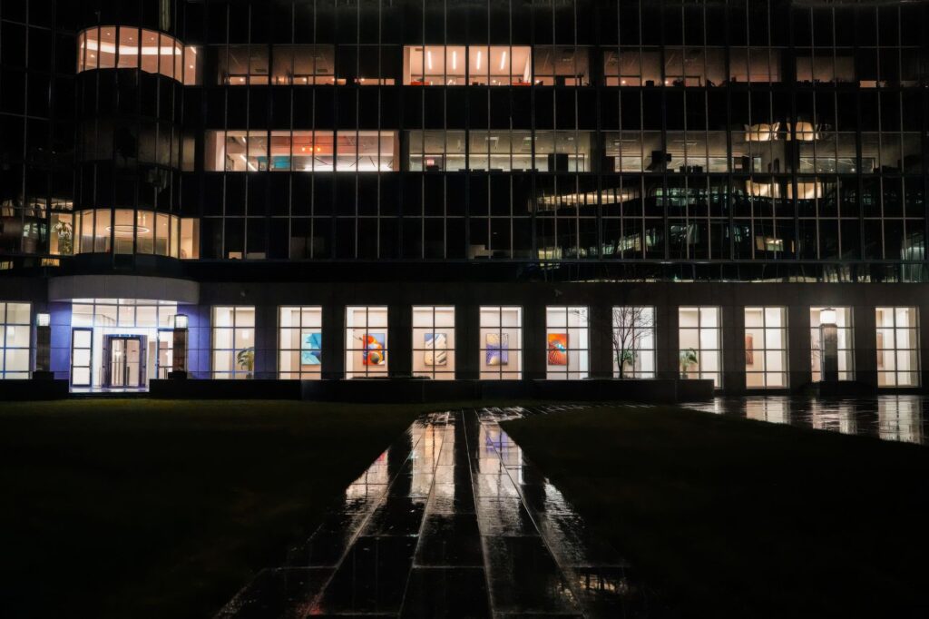 Verlicht kantoorgebouw bij avond, beeld bij de markt voor commercieel vastgoed