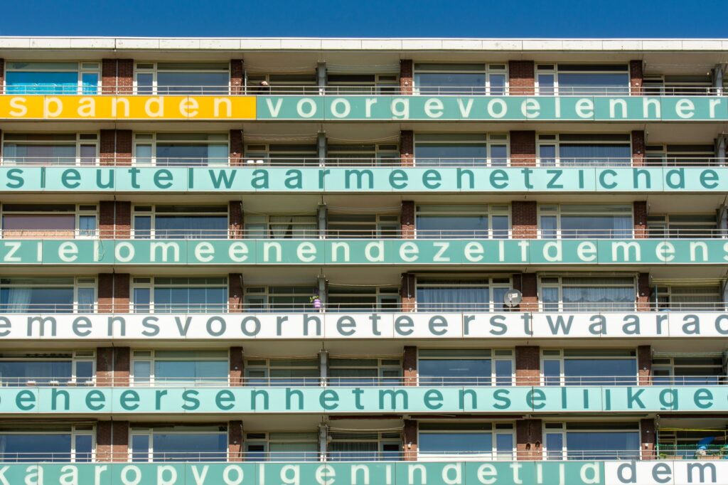 Galerijflat in Delft met balkons en teksten op de balustrades