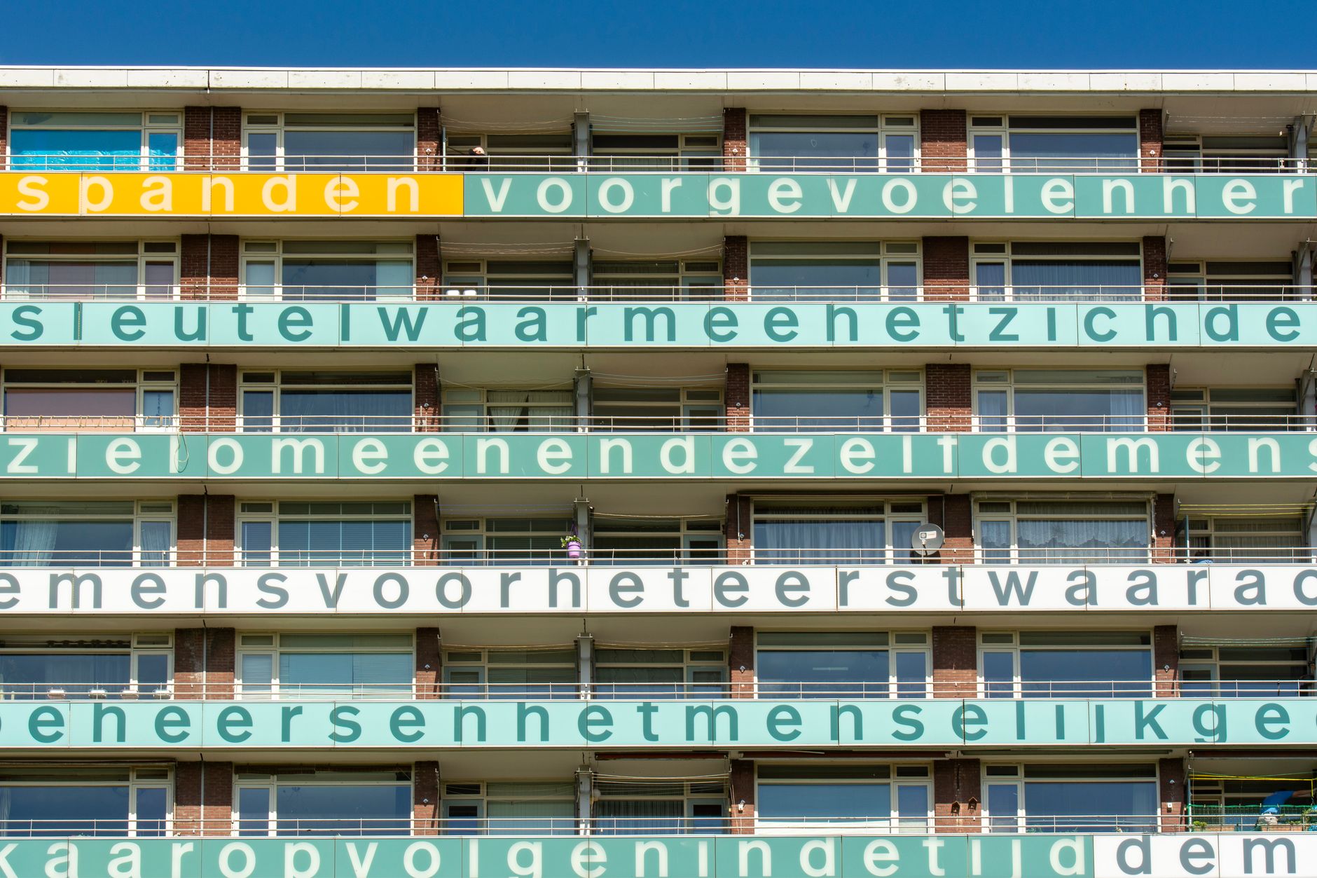 Galerijflat in Delft met balkons en teksten op de balustrades