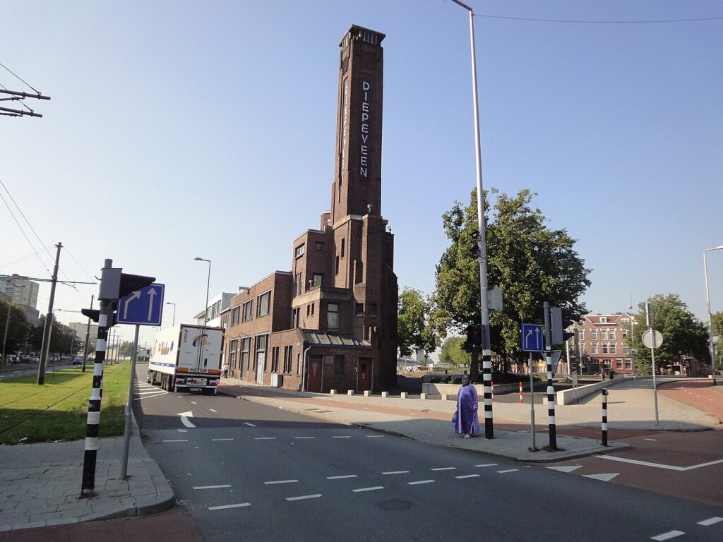 Het Diepeveengebouw in Rotterdam met de bakstenen reclametoren aan de Pelgrimsstraat