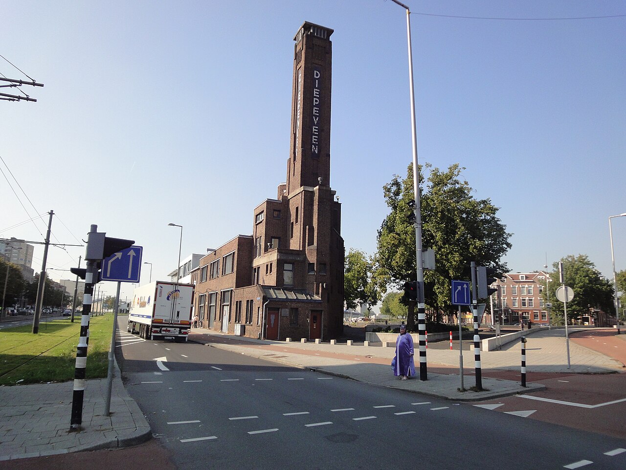 Het Diepeveengebouw in Rotterdam met de bakstenen reclametoren aan de Pelgrimsstraat