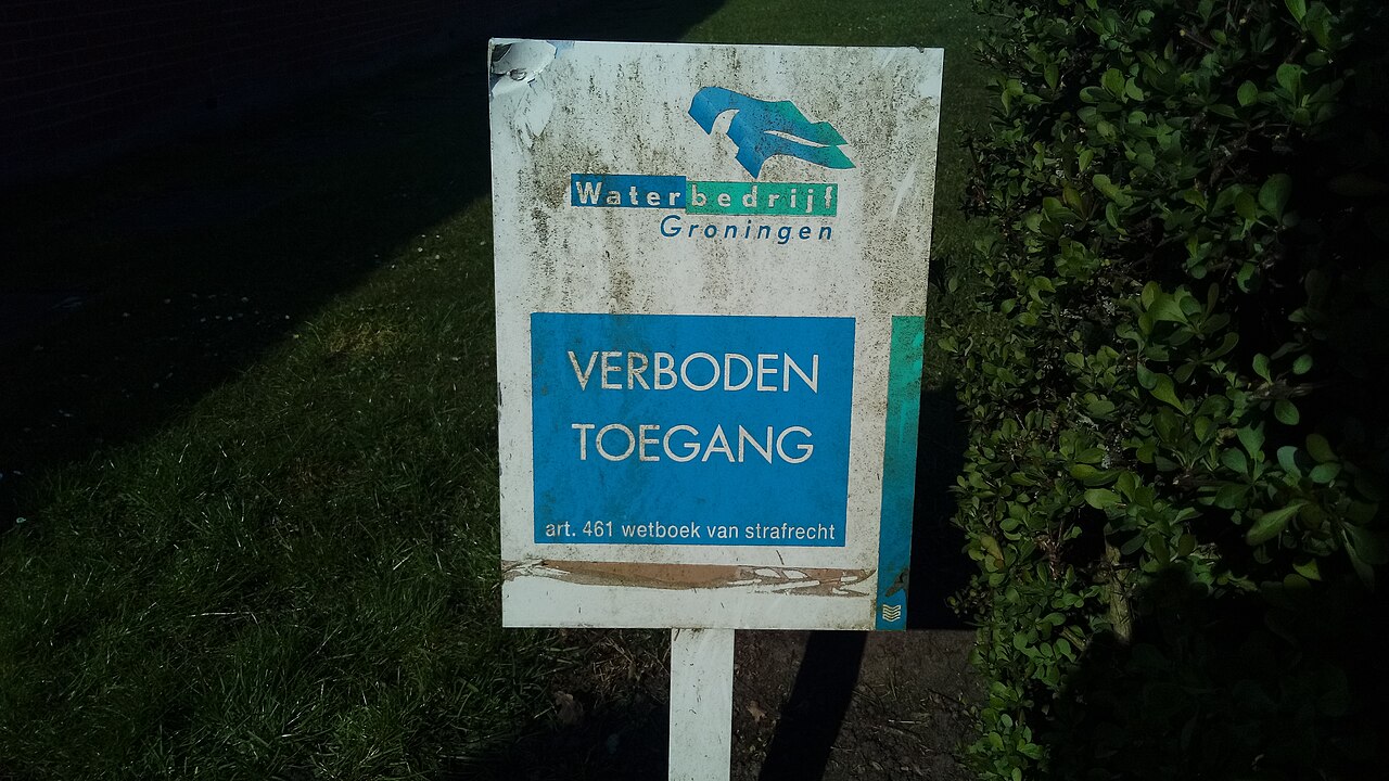 Bord van Waterbedrijf Groningen bij een afgesloten terrein, illustratief bij het dreigende drinkwatertekort