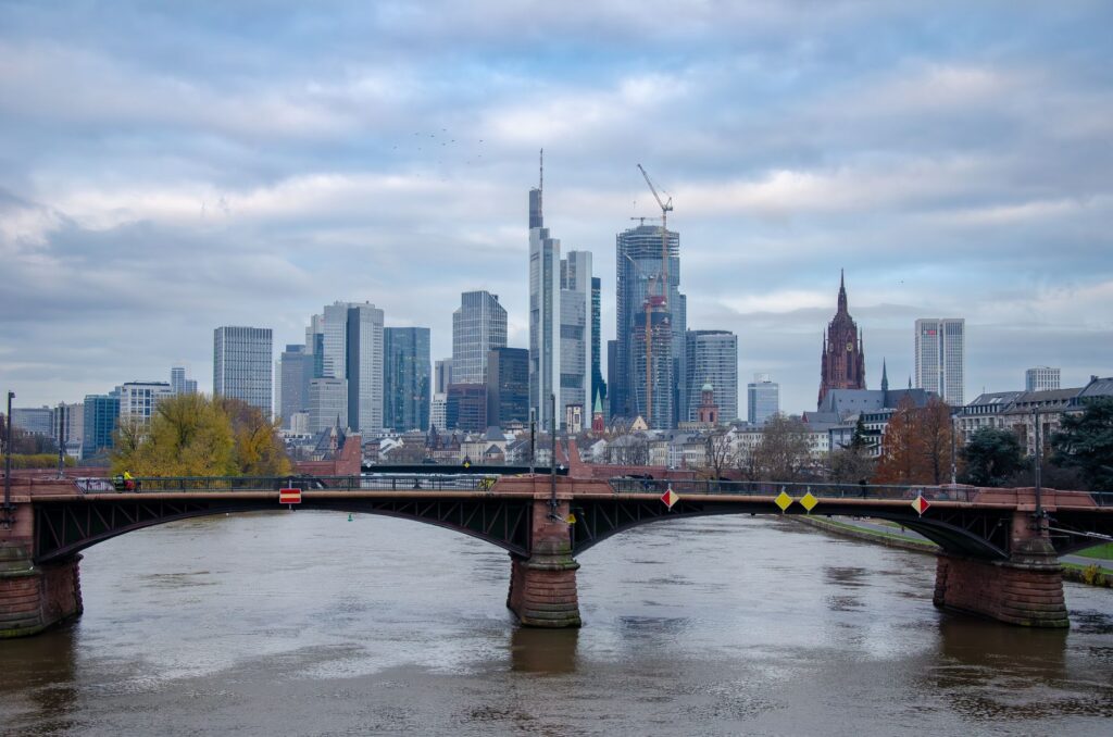 Skyline van Frankfurt am Main, waar Westend Bank de Duitse vastgoedtak van ABN Amro overneemt