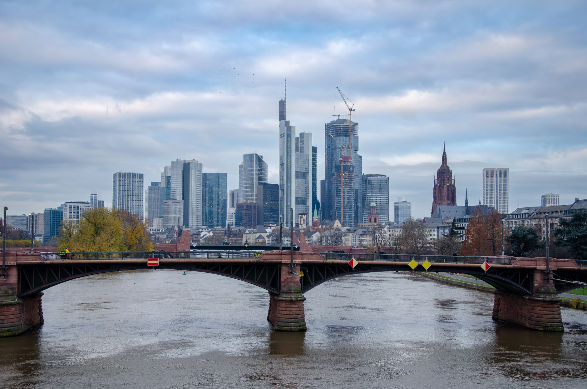 Skyline van Frankfurt am Main, waar Westend Bank de Duitse vastgoedtak van ABN Amro overneemt