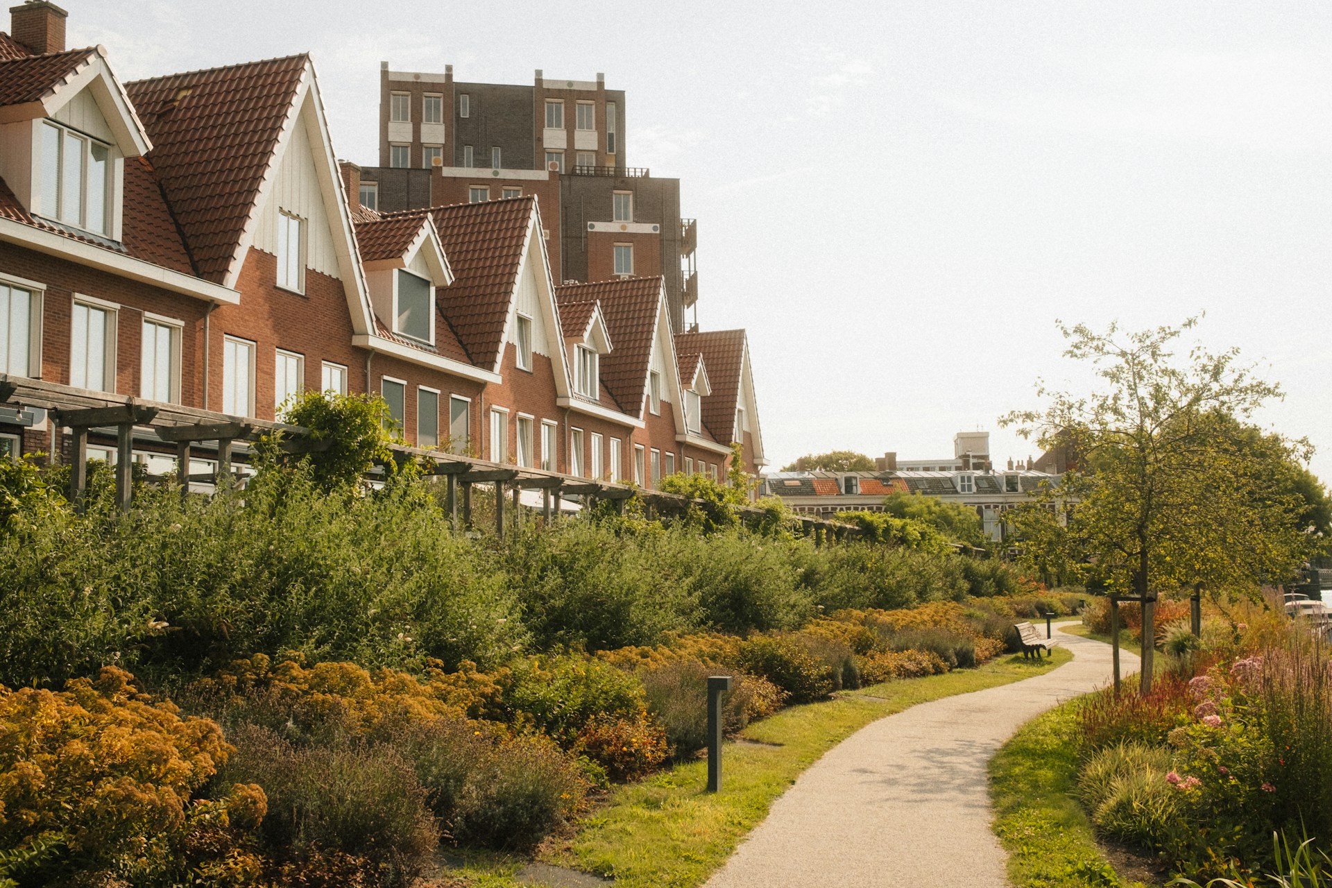 Rij bakstenen woningen, illustratie bij onderzoek naar energielabels en woningwaarde