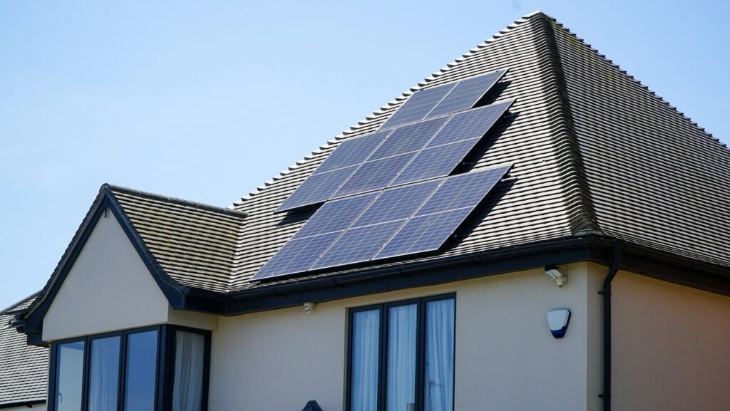 Woning met zonnepanelen op het pannendak