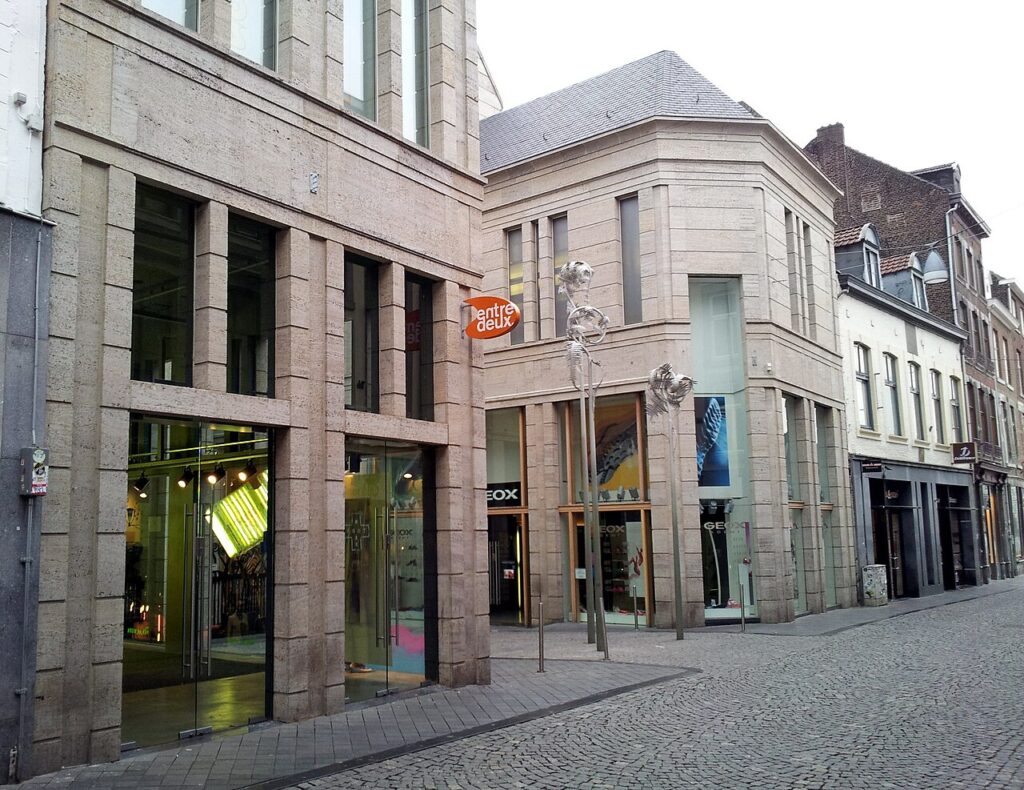 Ingang van winkelcentrum Entre Deux aan de Spilstraat in Maastricht