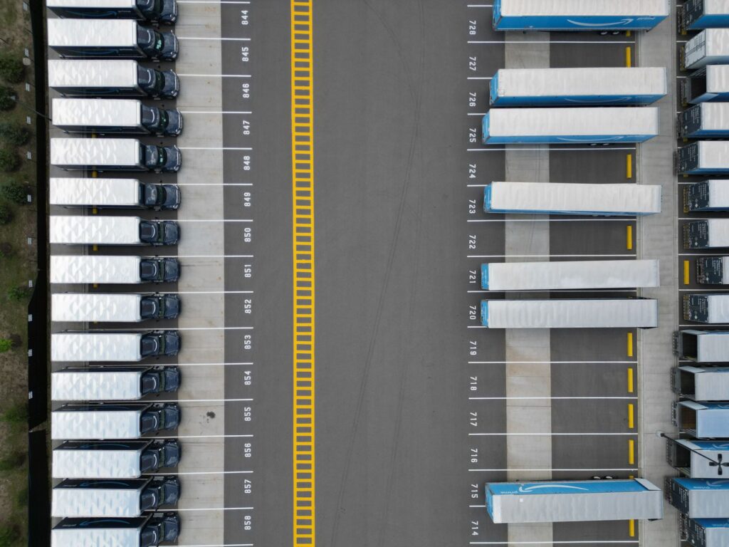Luchtfoto van geparkeerde vrachtwagens en trailers, illustratief bij de faillissementen in vervoer en opslag