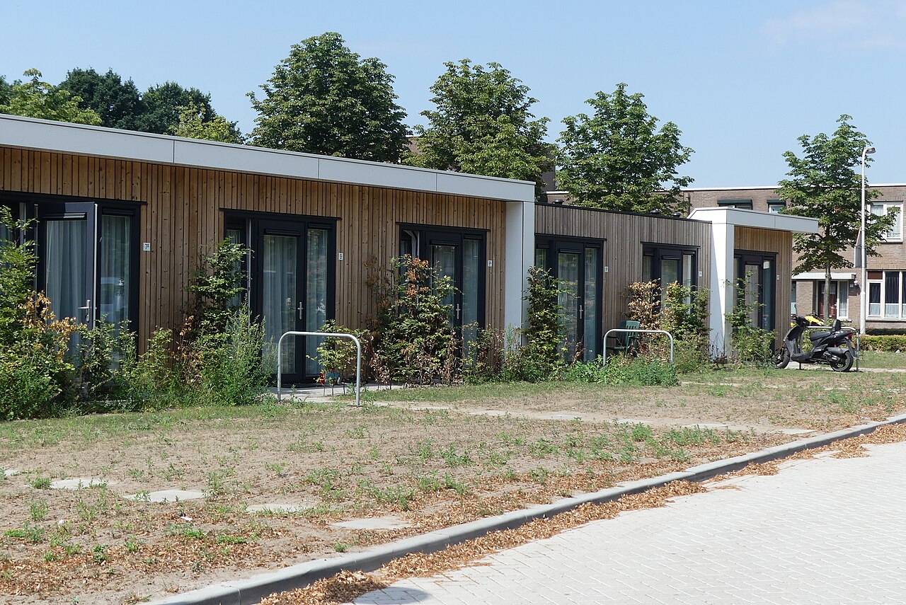 Rij houten flexwoningen aan de Kesterendreef in Breda