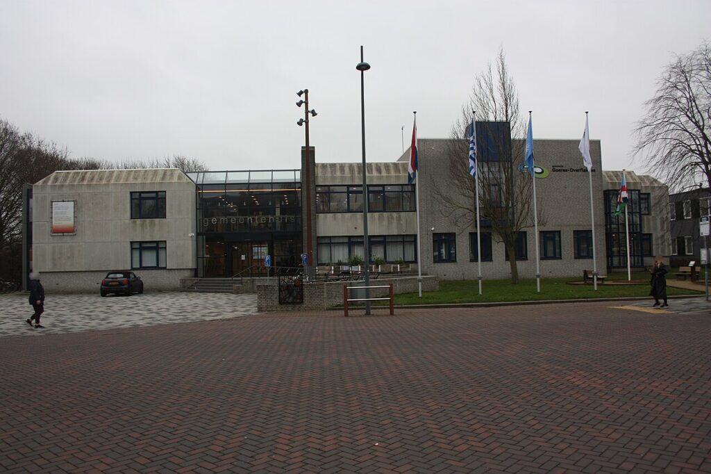 Het huidige gemeentehuis Goeree-Overflakkee in Middelharnis, dat plaatsmaakt voor nieuwbouw