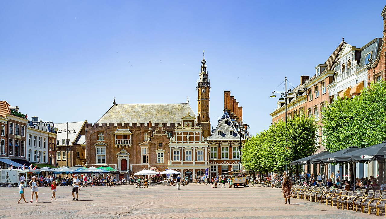 Het stadhuis van Haarlem aan de Grote Markt onder een blauwe lucht