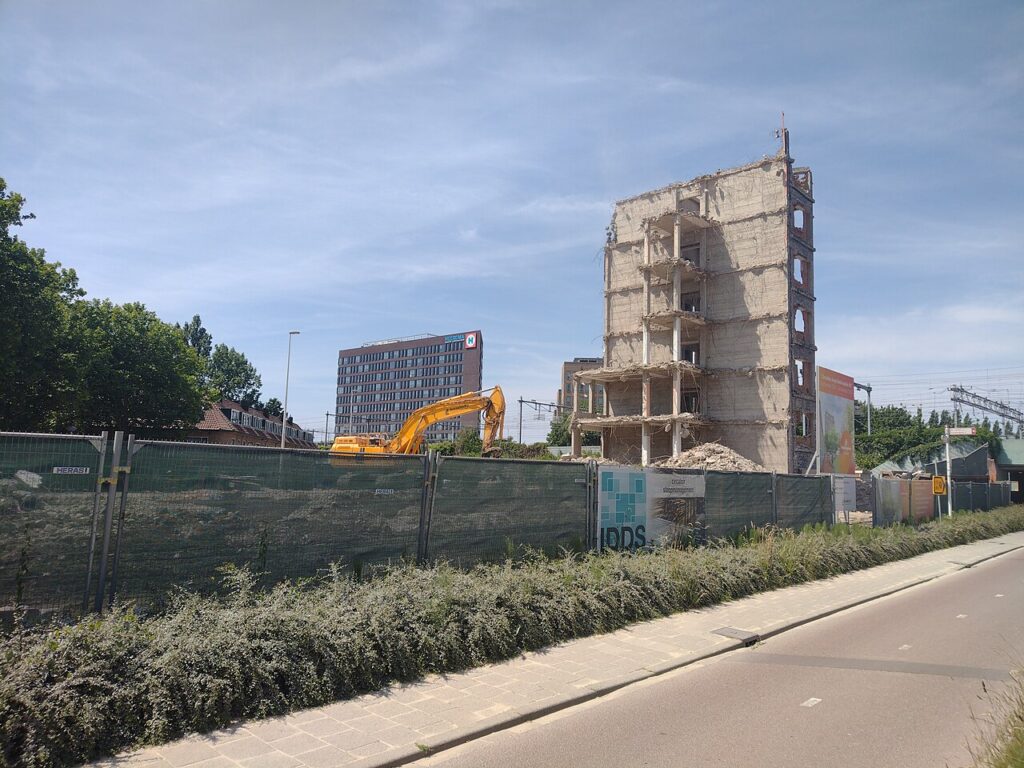Hergebruik van gebouwen of sloop: circulaire sloop van een gebouw in Leiden