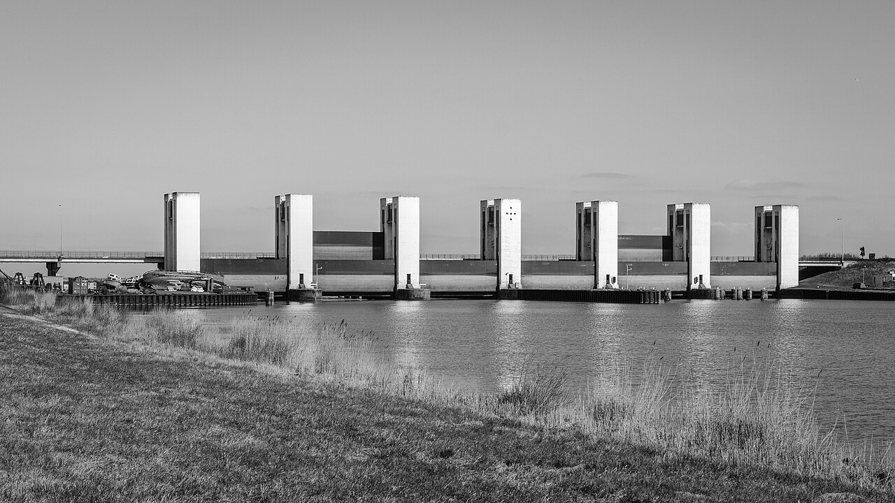 De heftorens van de Houtribsluizen bij Lelystad met de brug van de N307, gezien vanaf de dijk in zwart-wit