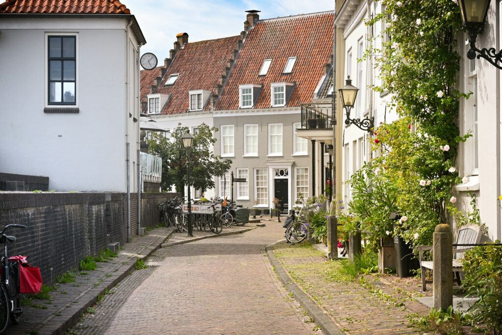 Straat met Nederlandse woningen, illustratief bij de hypotheekaanvragen van doorstromers in het derde kwartaal