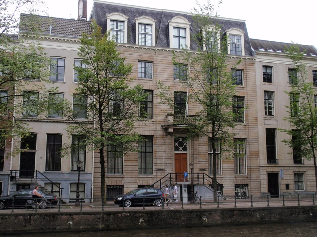Grachtenpanden aan de Herengracht in Amsterdam die deel uitmaken van kantoorgebouw De Bary
