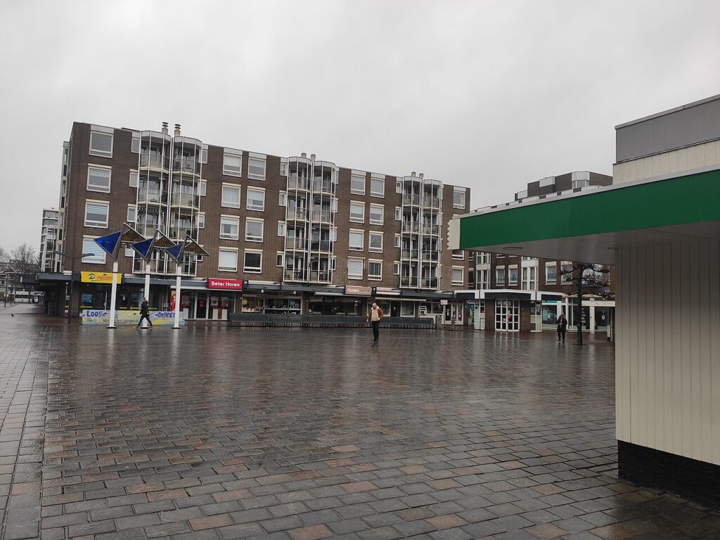 Winkelplein en woongebouwen in het centrum van Loosduinen in Den Haag