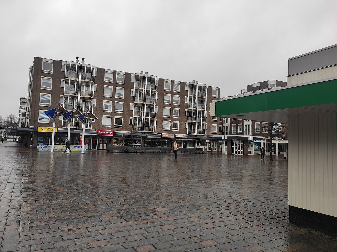 Winkelplein en woongebouwen in het centrum van Loosduinen in Den Haag