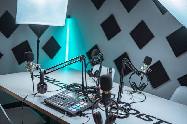 Podcaststudio met microfoons en mengpaneel, illustratief bij de verhuur in de Kauwgomballenfabriek