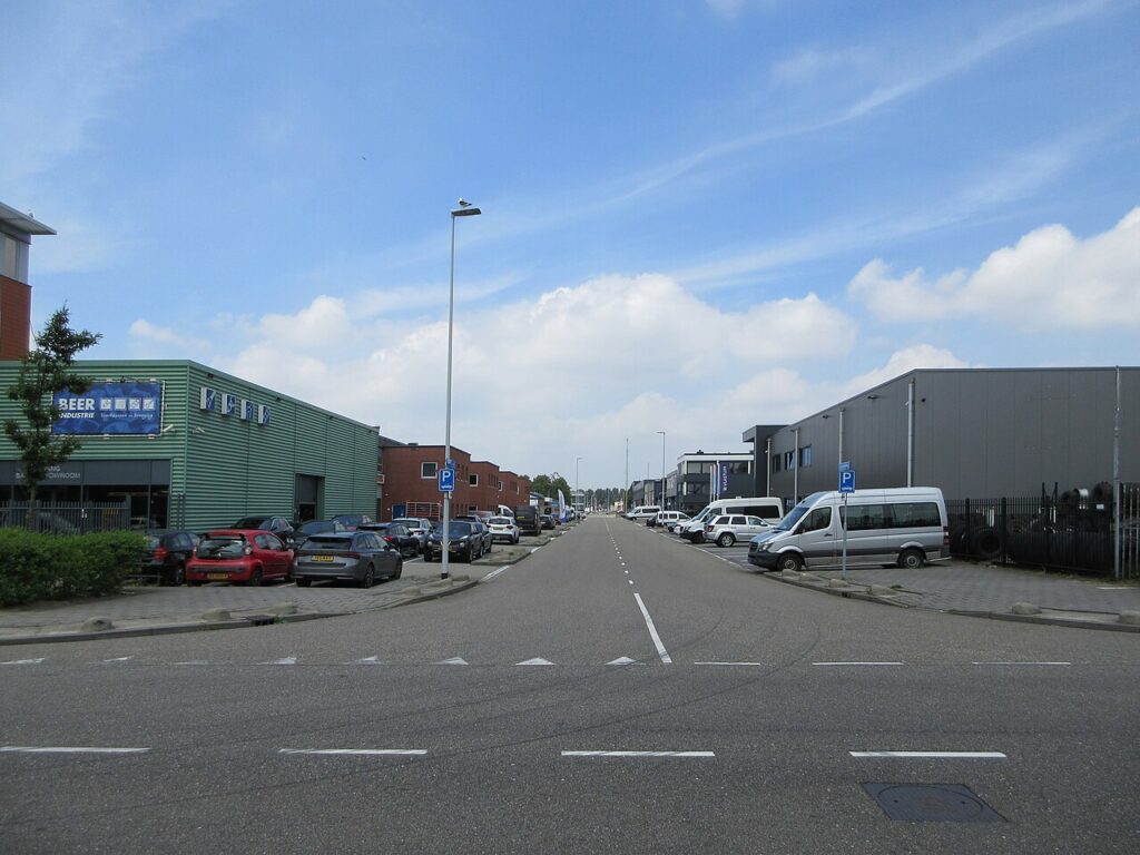 Bedrijfspanden aan de Geyssendorfferweg in de Rotterdamse Waalhaven, waar Fuji Trading logistiek vastgoed huurt