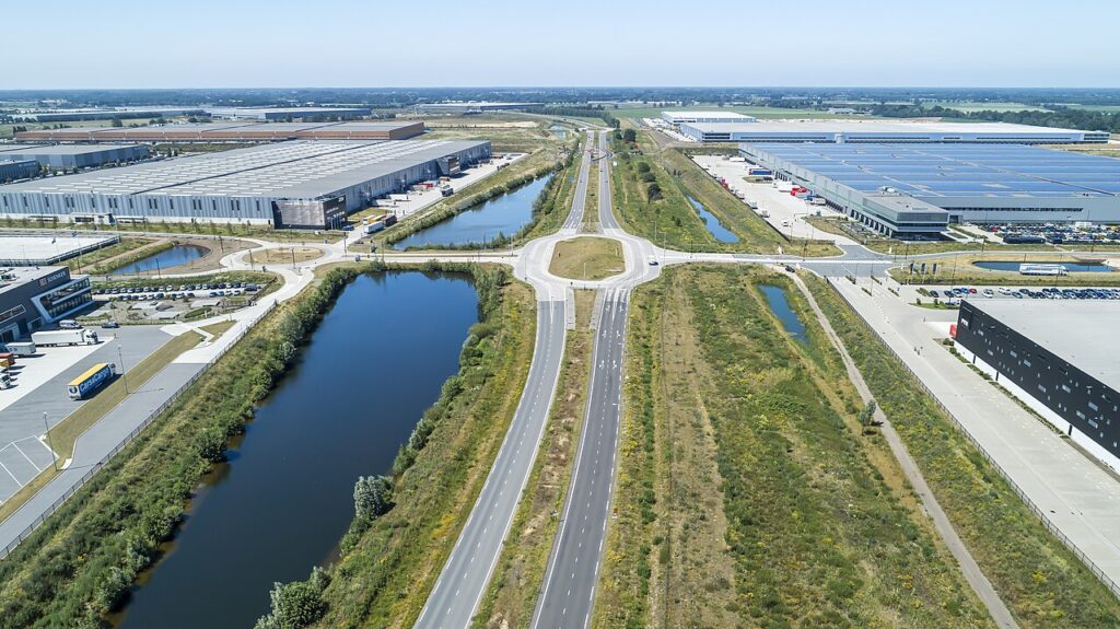 Luchtfoto van distributiecentra op bedrijventerrein Trade Port Noord in Venlo