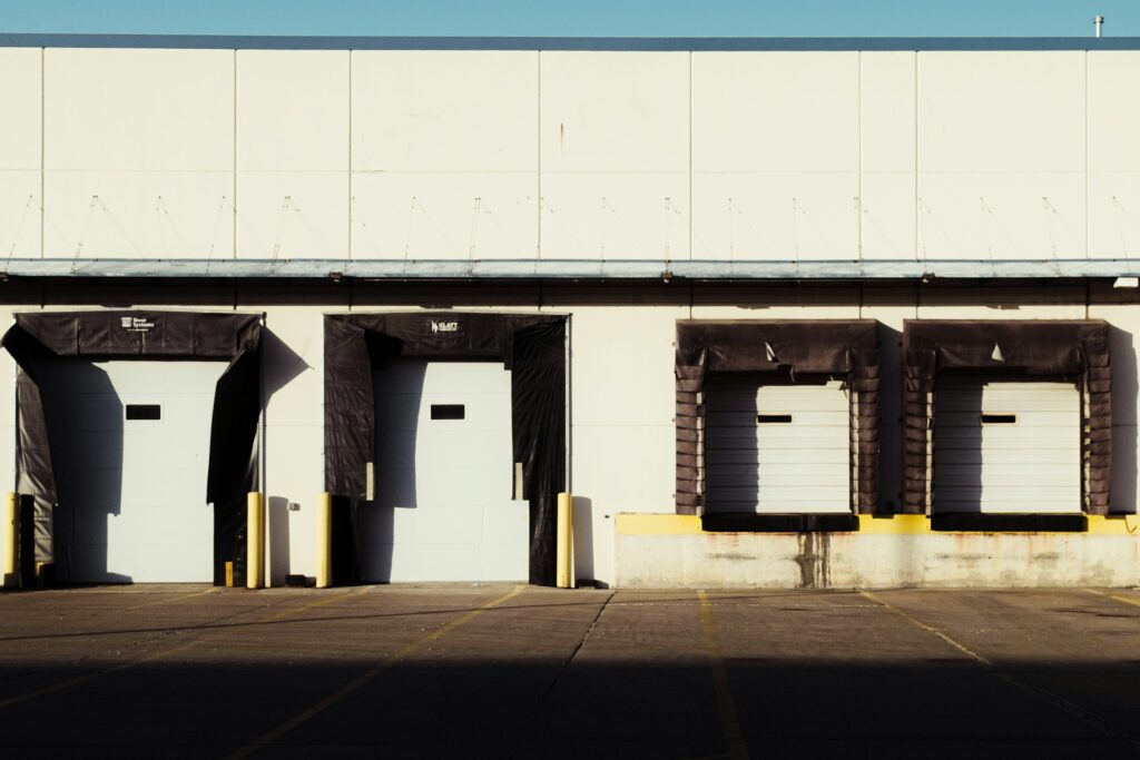 Laaddocks van een distributiecentrum, illustratief beeld bij logistiek vastgoed in Venlo