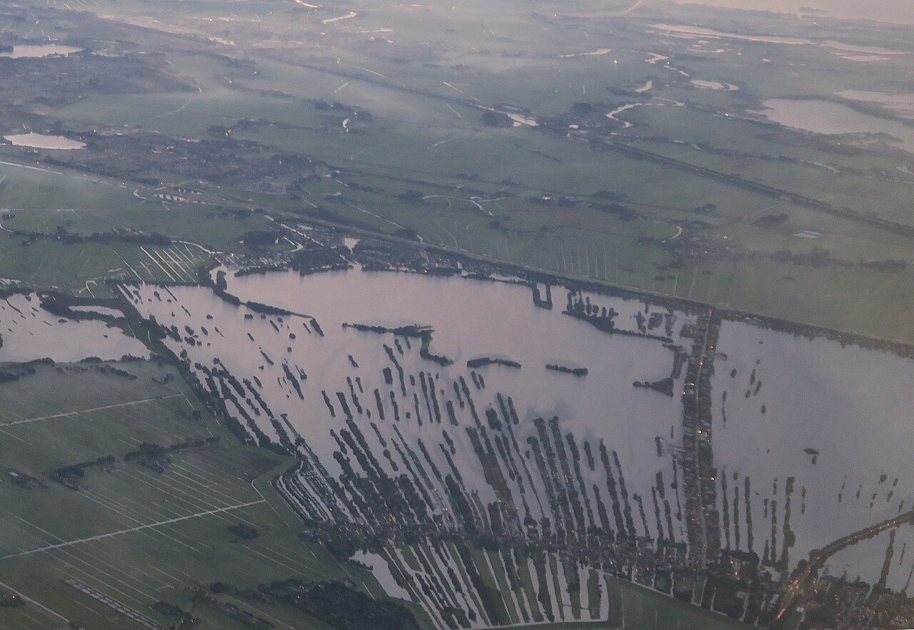 Luchtfoto van de Vinkeveense Plassen met de Baambrugse Zuwe