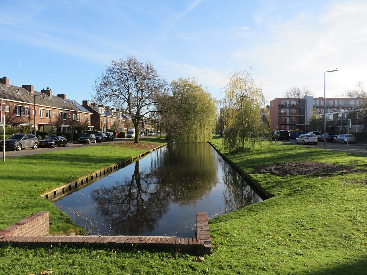 Singel met rijwoningen bij de Meidoornsingel in Rotterdam-Schiebroek
