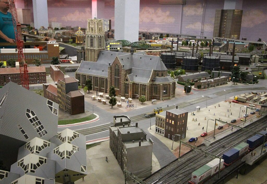 Miniatuurversie van Rotterdam met de Laurenskerk en de kubuswoningen in Miniworld Rotterdam