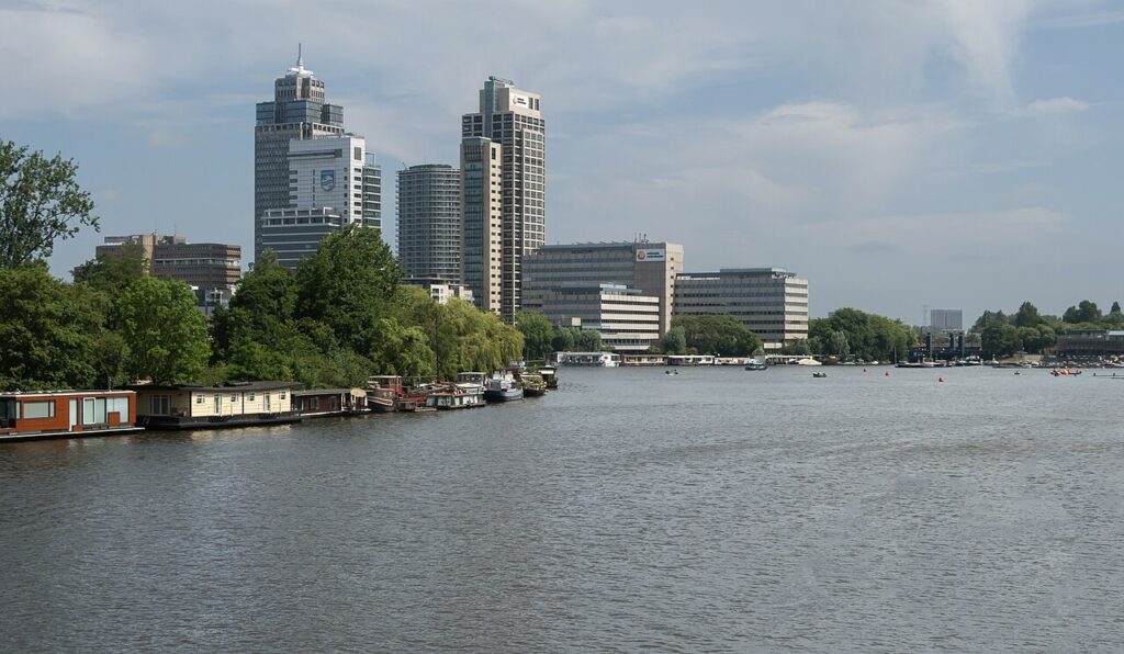 De kantoortorens aan de Omval in Amsterdam gezien vanaf de Amstel, met rechts de Mondriaantoren