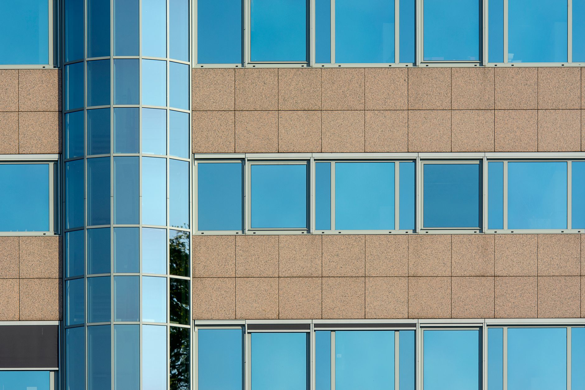 Gevel van een kantoorgebouw in Voorburg, beeld bij de aankoop van multi-tenant kantoren door Meerdervoort