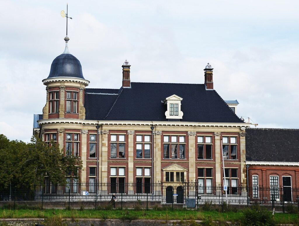 Het Muntgebouw Utrecht aan de Leidseweg, gezien vanaf het Merwedekanaal