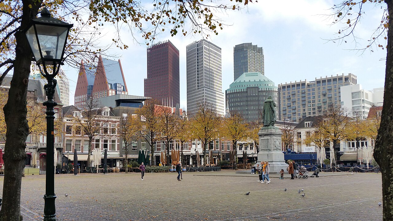 Het Plein en de hoogbouw in het centrum van Den Haag, illustratie bij netcongestie Den Haag