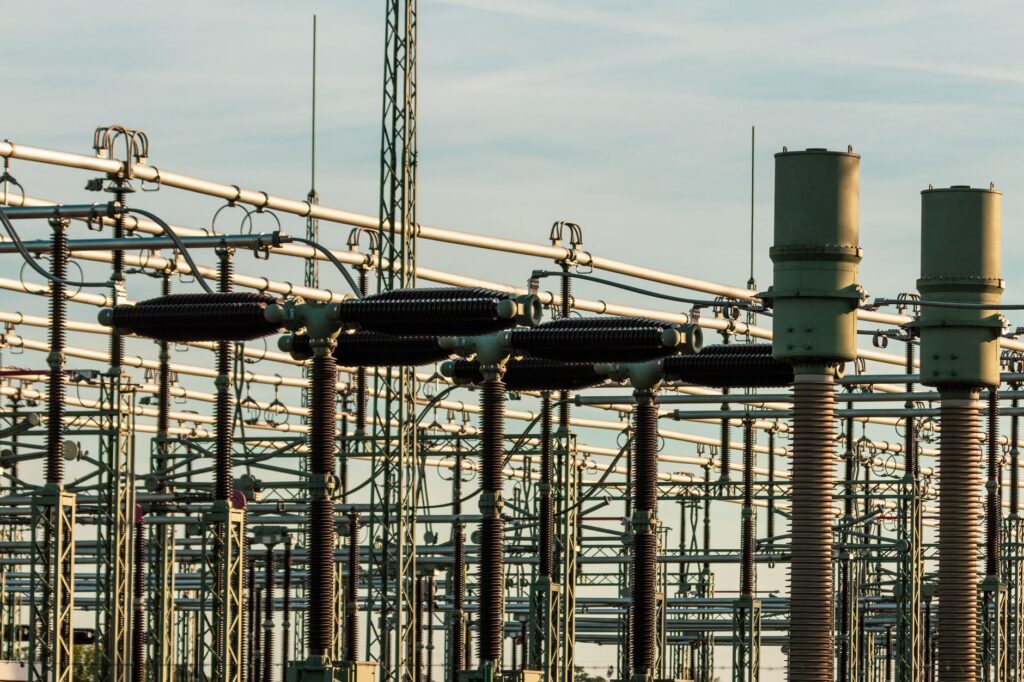 Hoogspanningsinstallatie in een onderstation, illustratief bij de netcongestie in Maashorst