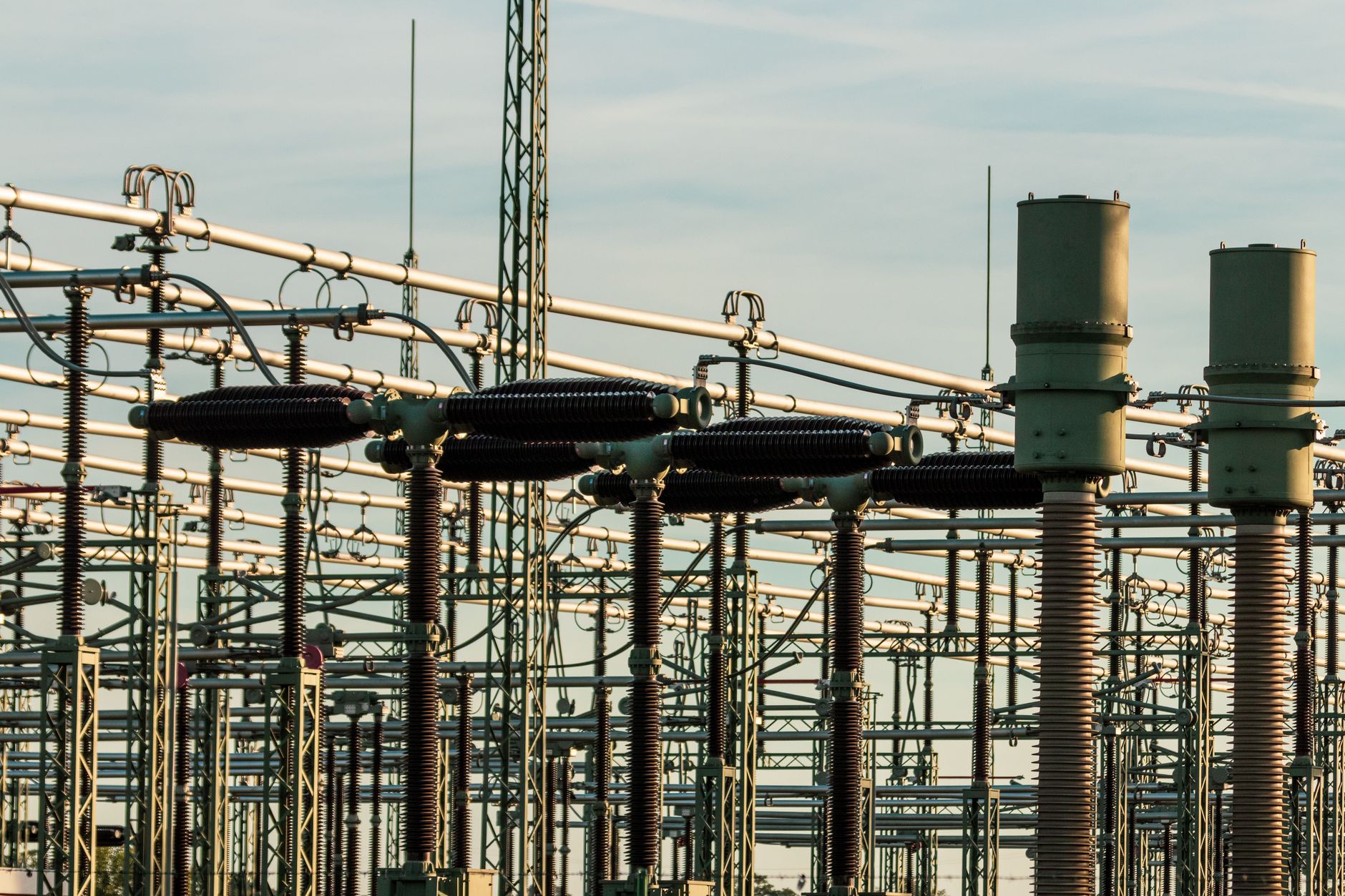 Hoogspanningsinstallatie in een onderstation, illustratief bij de netcongestie in Maashorst