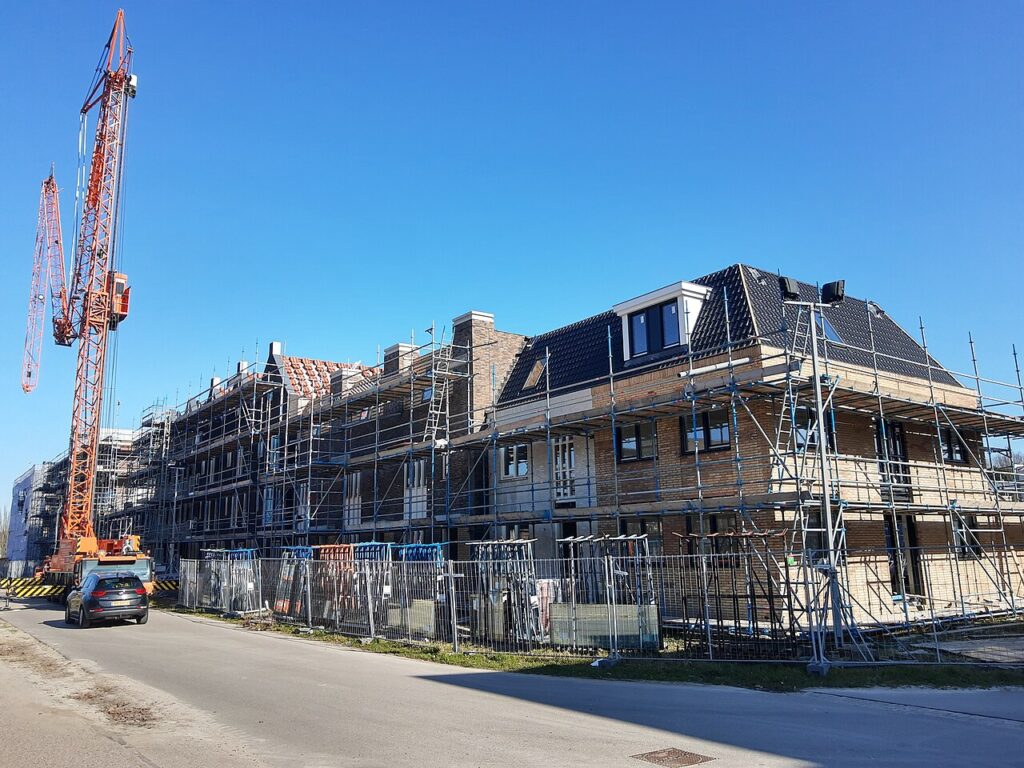 Nieuwbouwwoningen in aanbouw aan de Terschellingkade in Amersfoort, beeld bij netcongestie in de woningbouw