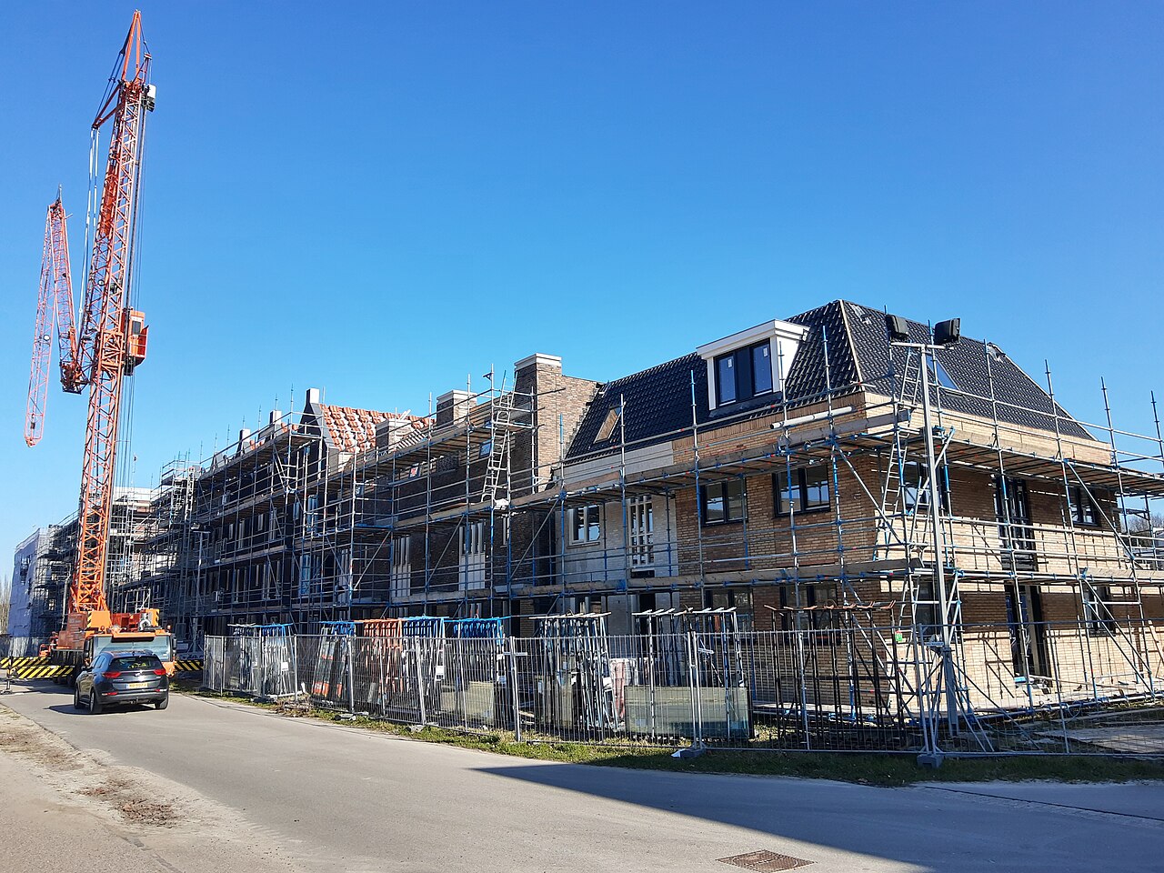 Nieuwbouwwoningen in aanbouw aan de Terschellingkade in Amersfoort, beeld bij netcongestie in de woningbouw