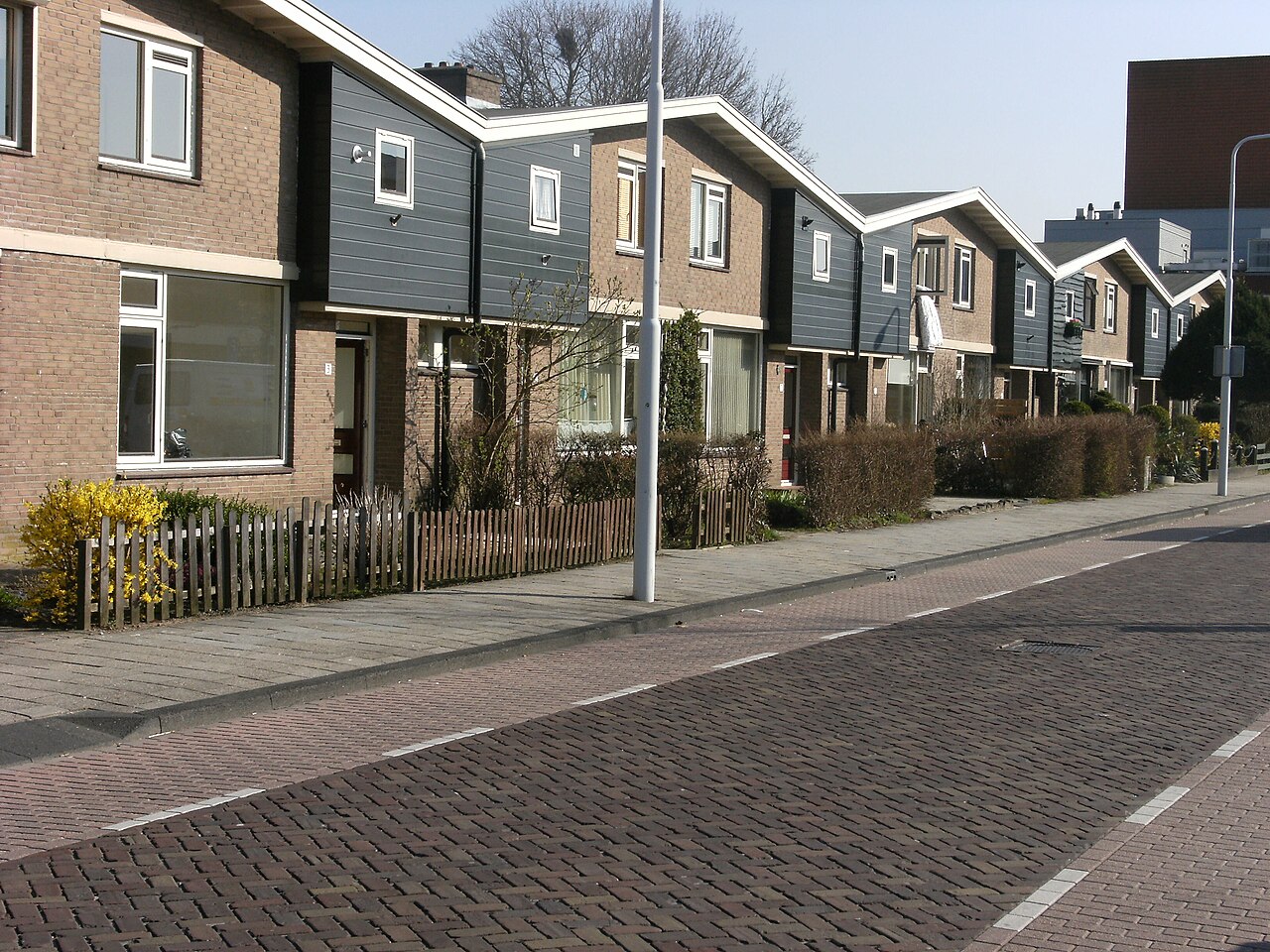 Rij grondgebonden woningen in een Nederlandse straat, illustratief bij de hogere NHG-grens in 2027