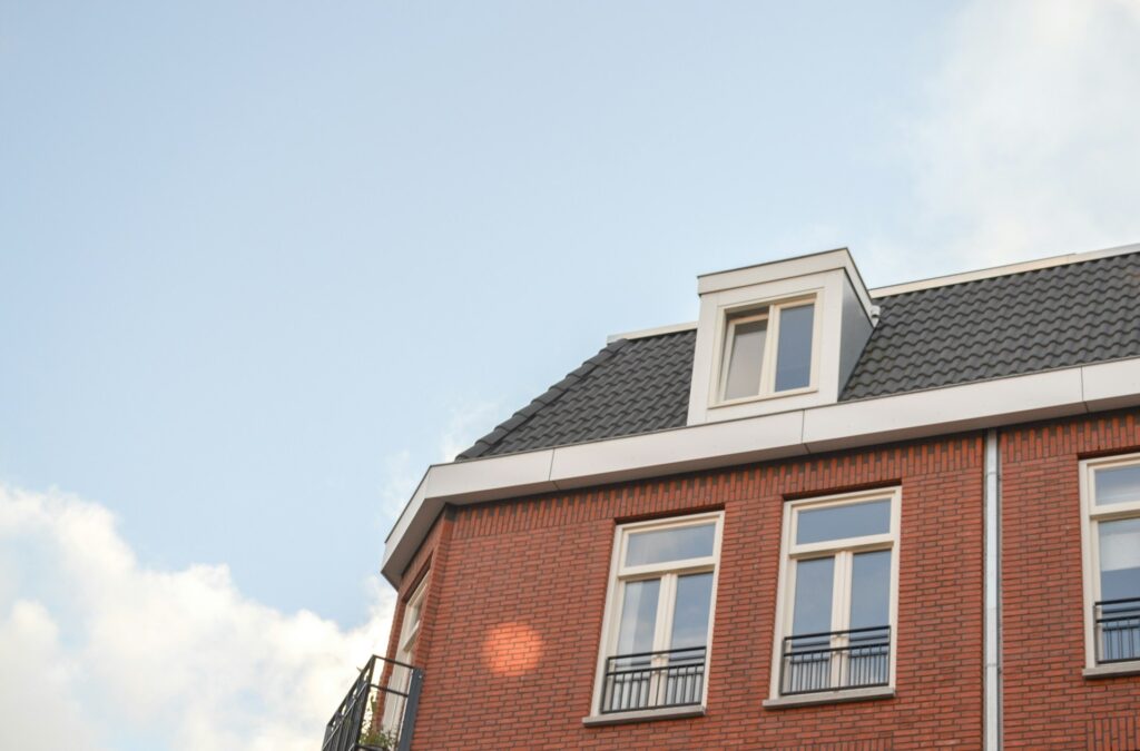 Bakstenen koopwoning met dakkapel, illustratief bij de dalende verkoop van nieuwbouwwoningen