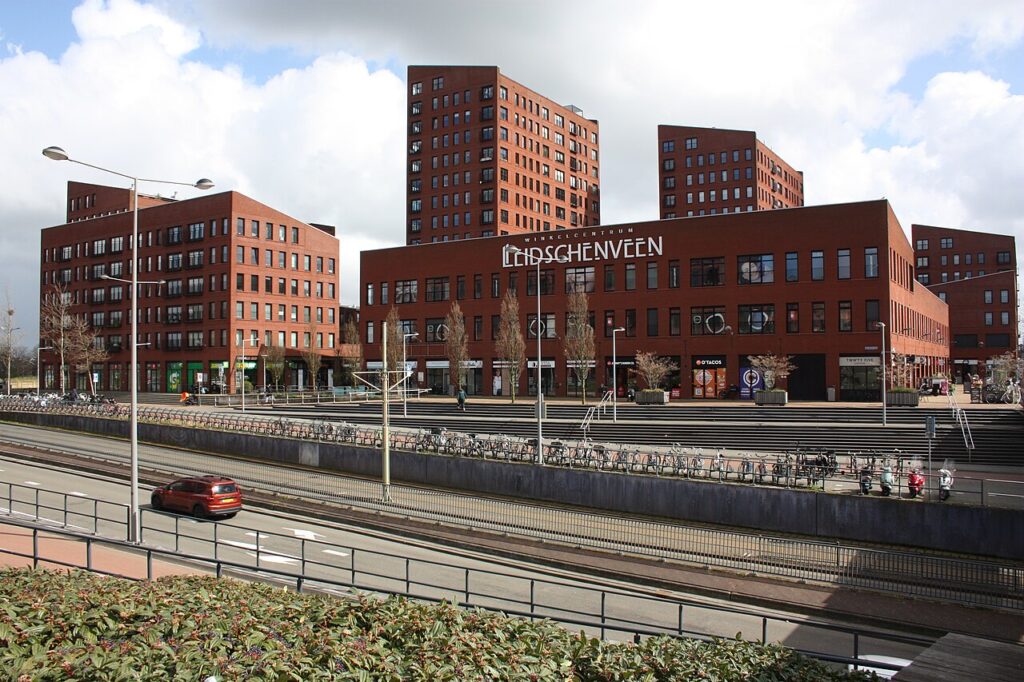 Winkelcentrum Leidschenveen in Den Haag met bakstenen woontorens