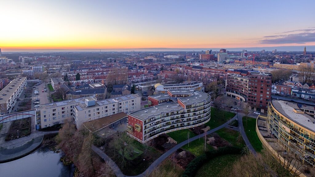 Luchtfoto van de Rivierenbuurt in Groningen, de wijk waar aan de Parkweg Groningen acht woningen worden gesloopt