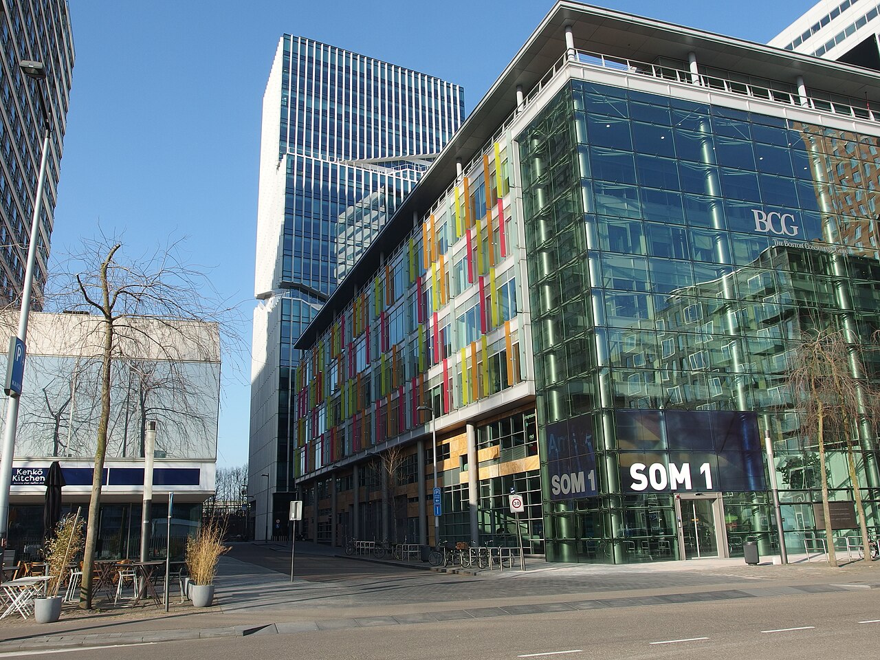 Kantoorgebouwen op de Amsterdamse Zuidas, met het gekleurde glazen kantoorpand SOM 1 op de voorgrond