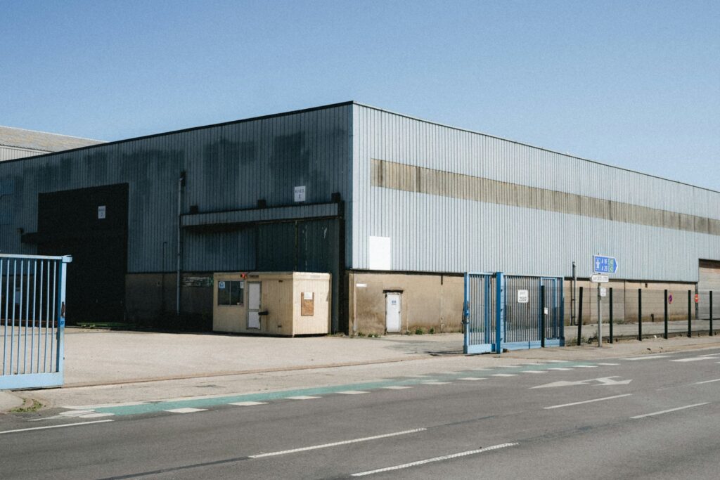 Groot magazijn aan een bedrijfsweg, illustratief bij de terugkoop van Schotpoort Logistics en het bijbehorende vastgoed