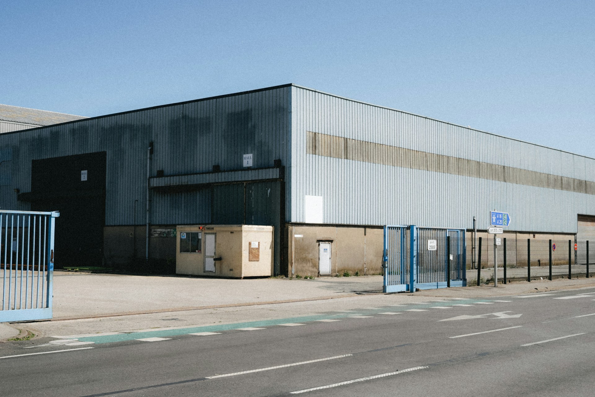 Groot magazijn aan een bedrijfsweg, illustratief bij de terugkoop van Schotpoort Logistics en het bijbehorende vastgoed