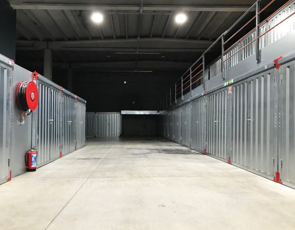 Hal met stalen opslagunits, illustratief bij self-storage Hillegom van Storage Share