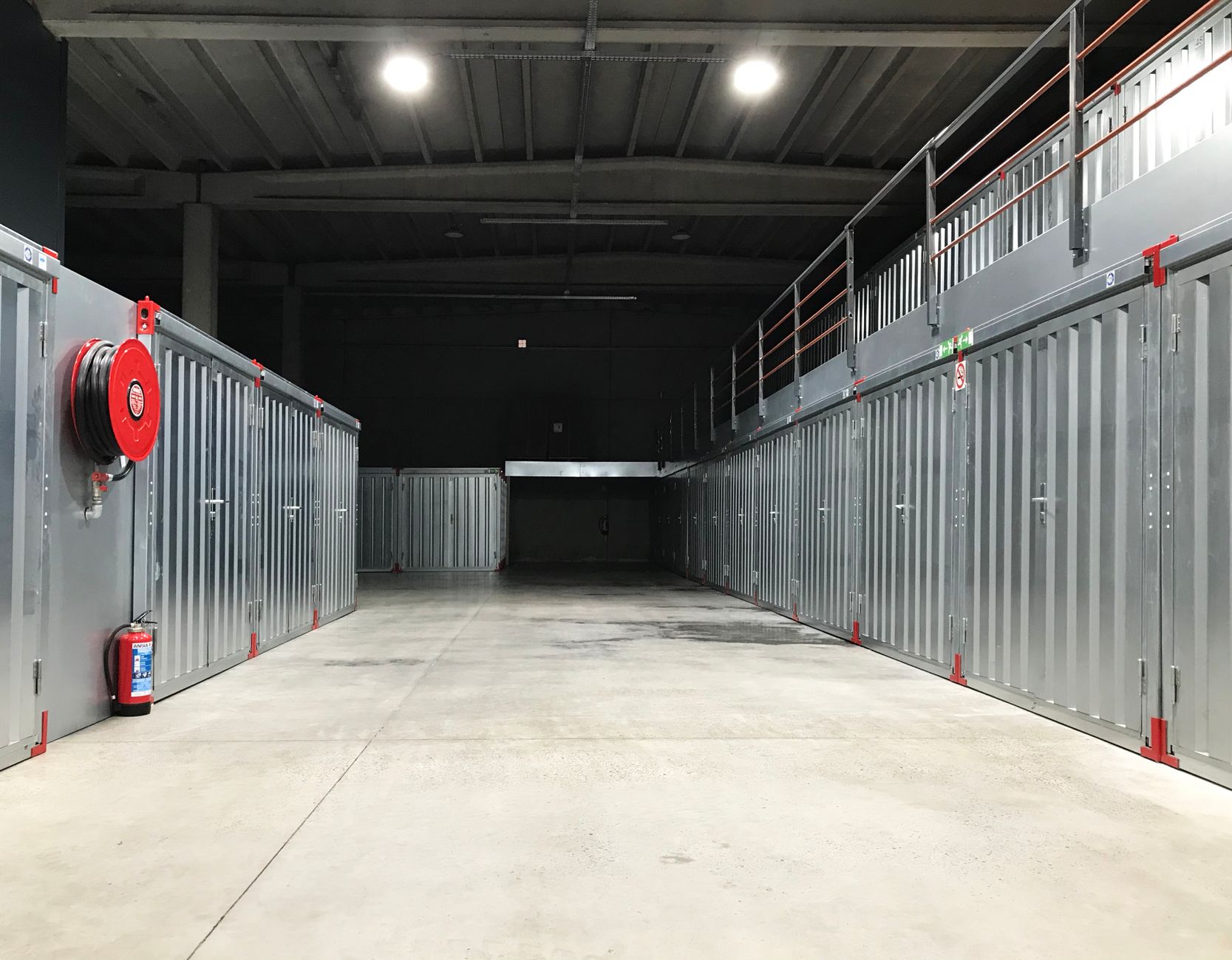 Hal met stalen opslagunits, illustratief bij self-storage Hillegom van Storage Share